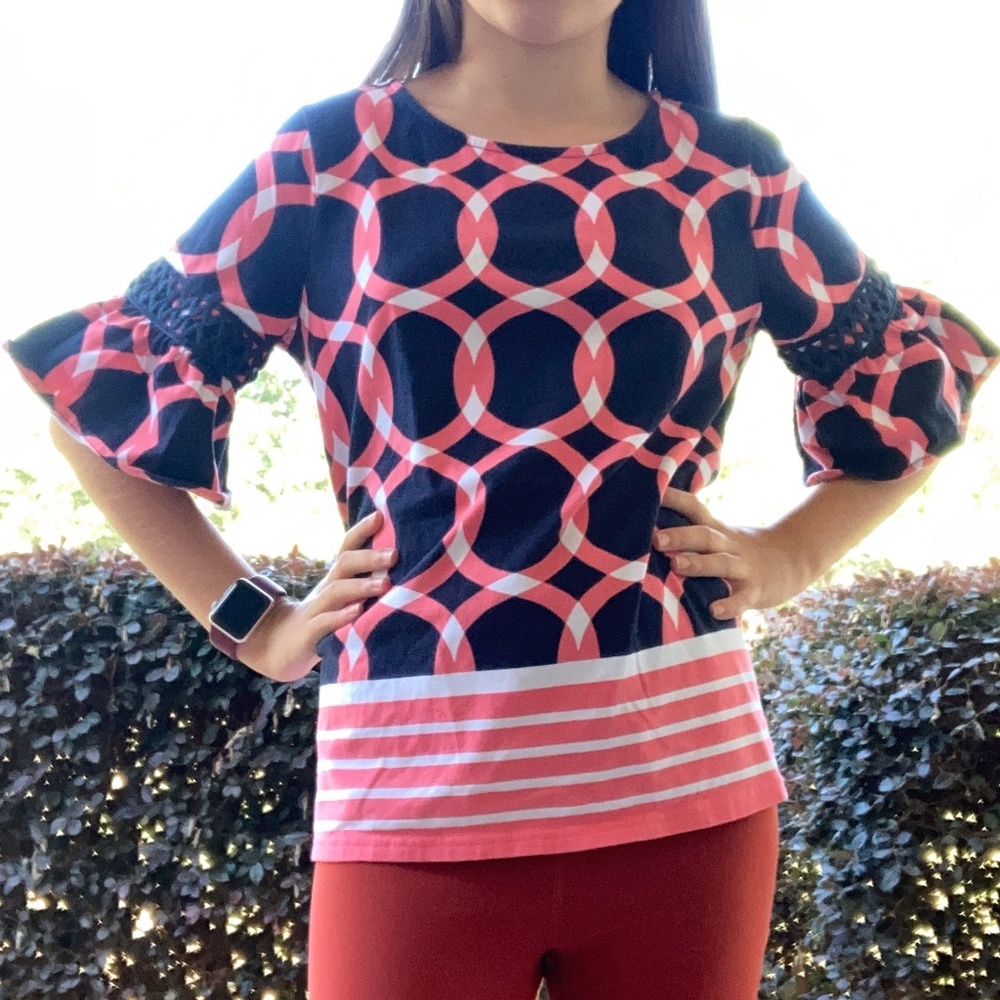 Crown & Ivy Pink & Blue Circle Ruffle Sleeve Top